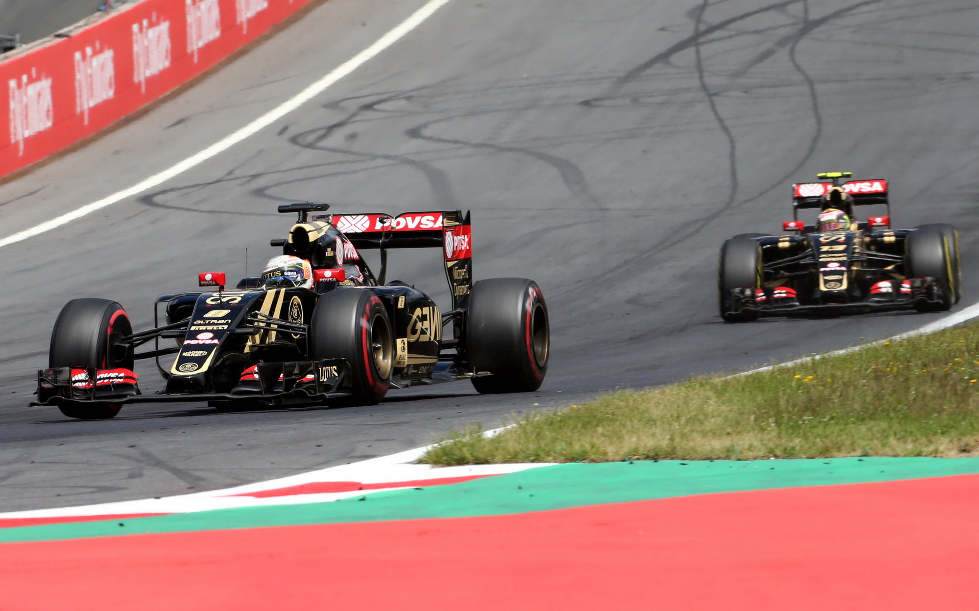 Grosjean a jeho týmový kolega Maldonado