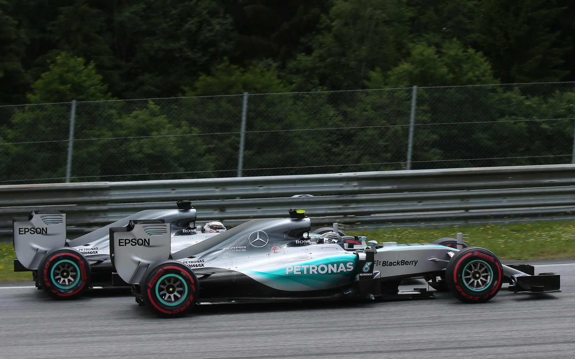 Rosberg předjíždí po startu Hamiltona, tím boj o vedení skončil.