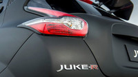 Juke-R se vůbec netají svým příbuzenským vztahem s GT-R