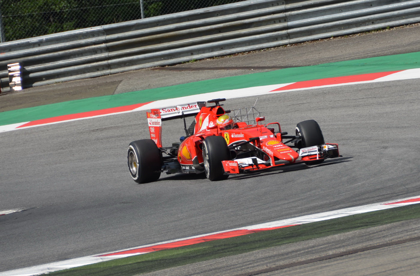 Esteban Guttiérez s testovacími prvky na svém Ferrari SF15-T