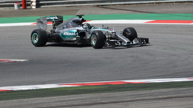 Rosberga trápila převodovka, ale nakonec měl navrch.