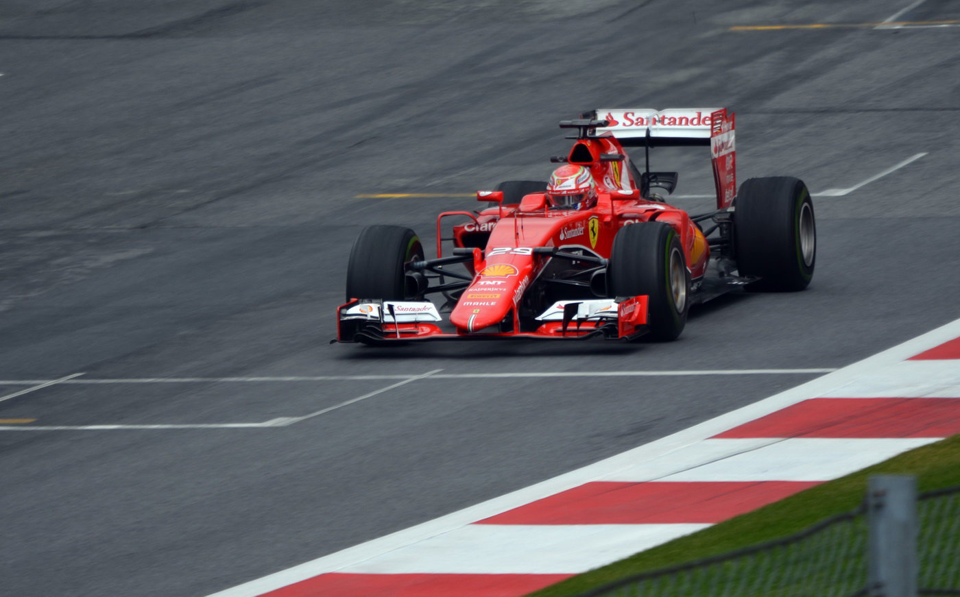 Antonio Fuoco a Ferrari SF15-T při testech na Red Bull Ringu (23.6.2015).