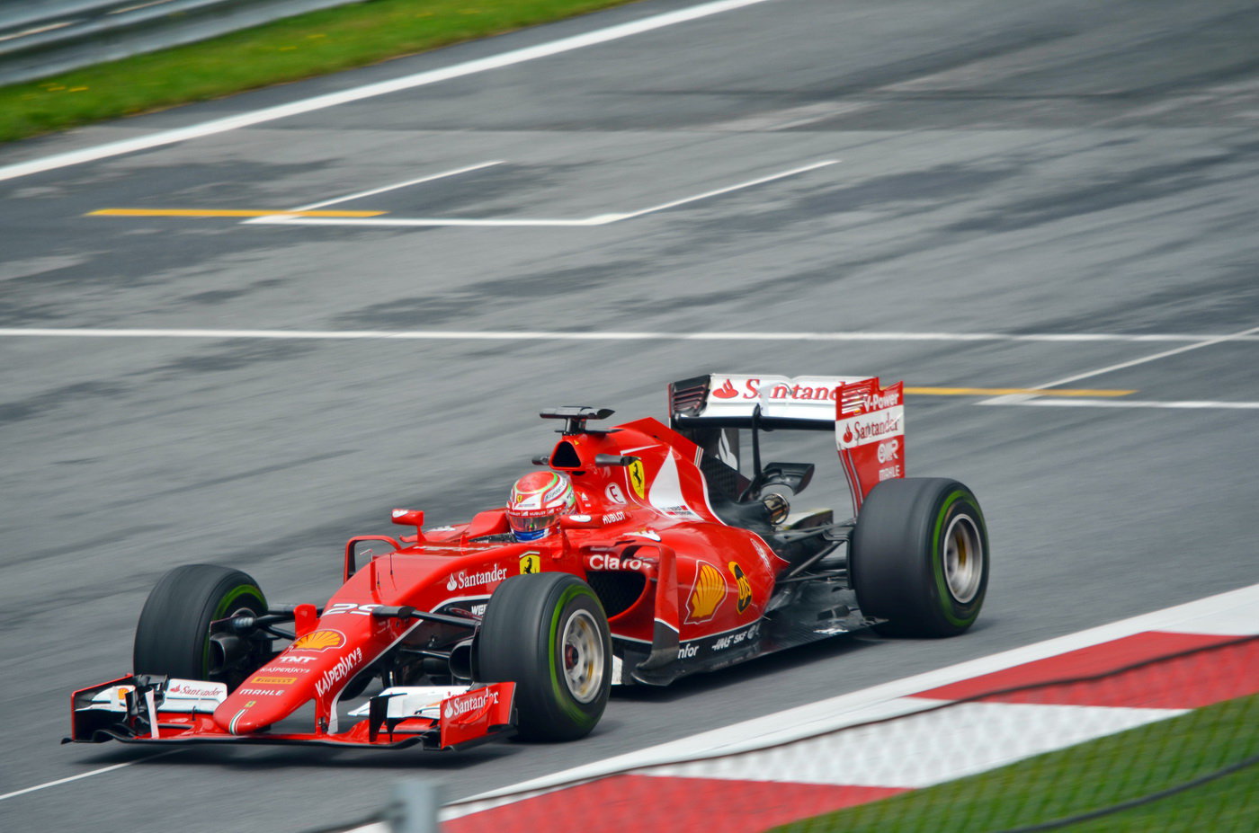 Antonio Fuoco a Ferrari SF15-T při testech na Red Bull Ringu (23.6.2015).