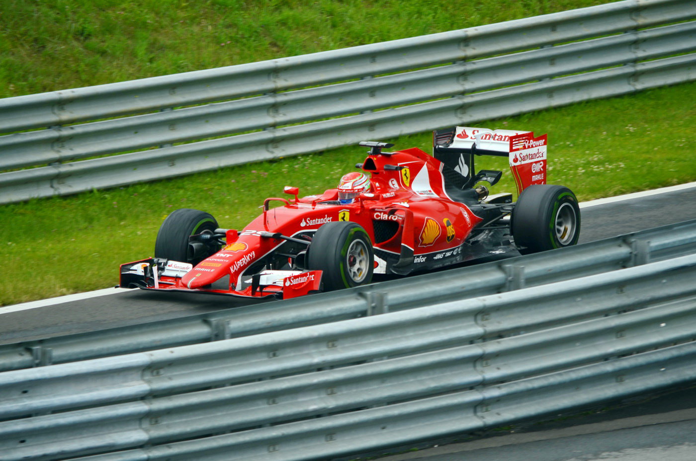 Antonio Fuoco a Ferrari SF15-T při testech na Red Bull Ringu (23.6.2015).