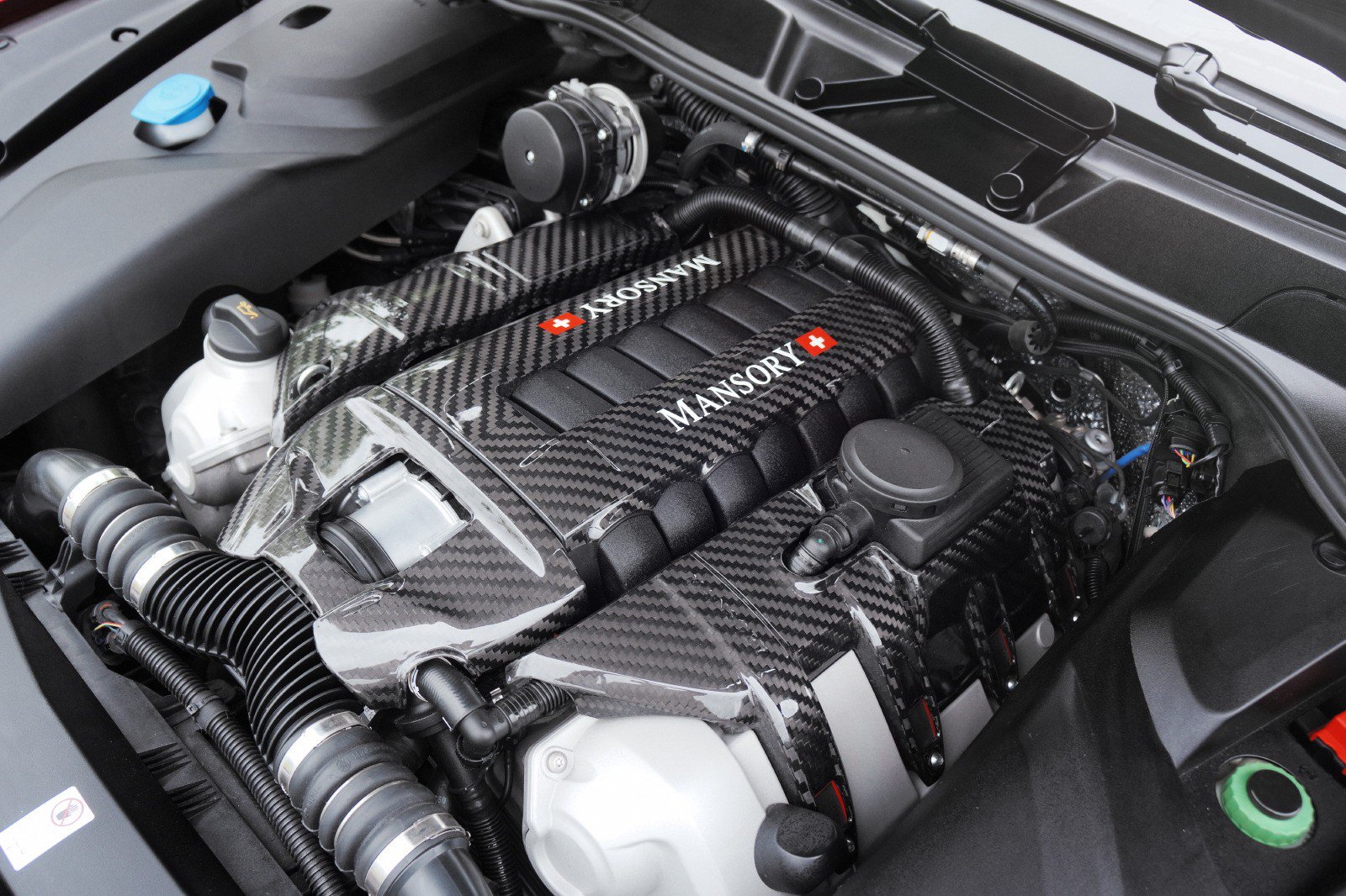 Motor produkuje ve verzi Turbo 570 koní a ve verzi Turbo S až 620 koní.