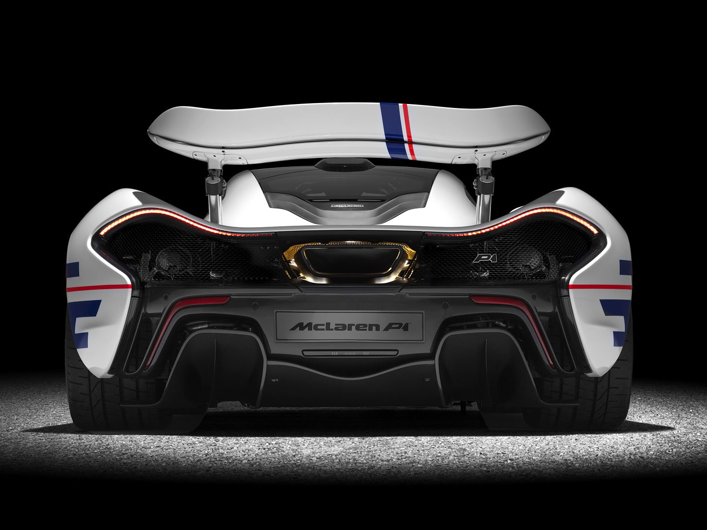 McLaren P1 dokáže zrychlit z 0 na 100 km/h za 2,8 sekund.