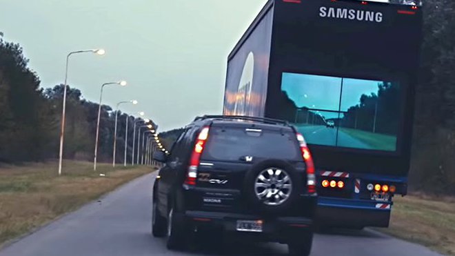 Nový systém od společnosti Samsung značně ulehčuje předjíždění kamionů.