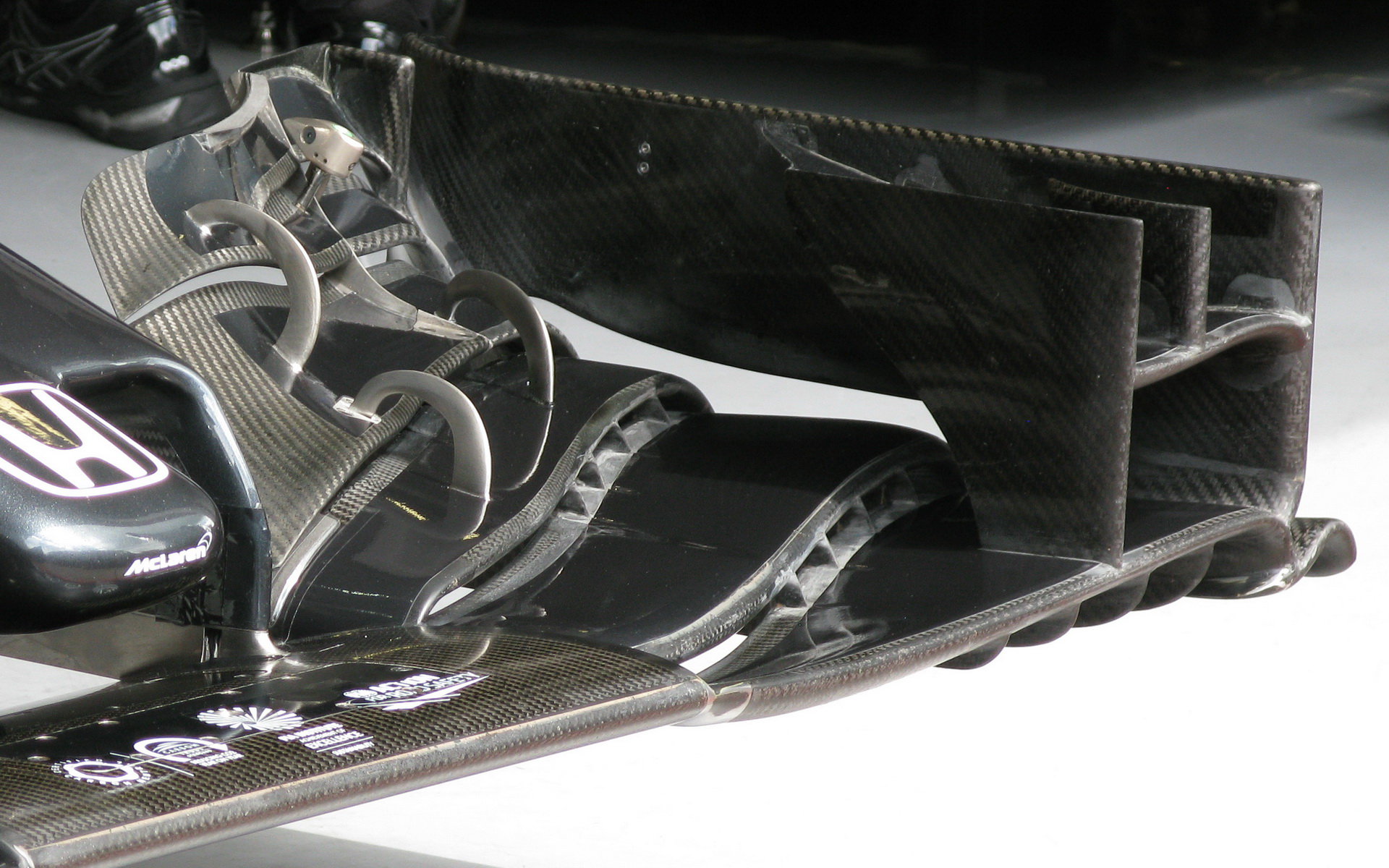 Detail předního křídla vozu McLaren MP4-30 Honda