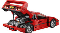 Lego Ferrari F40 se chlubí i napodobeninou motoru V8