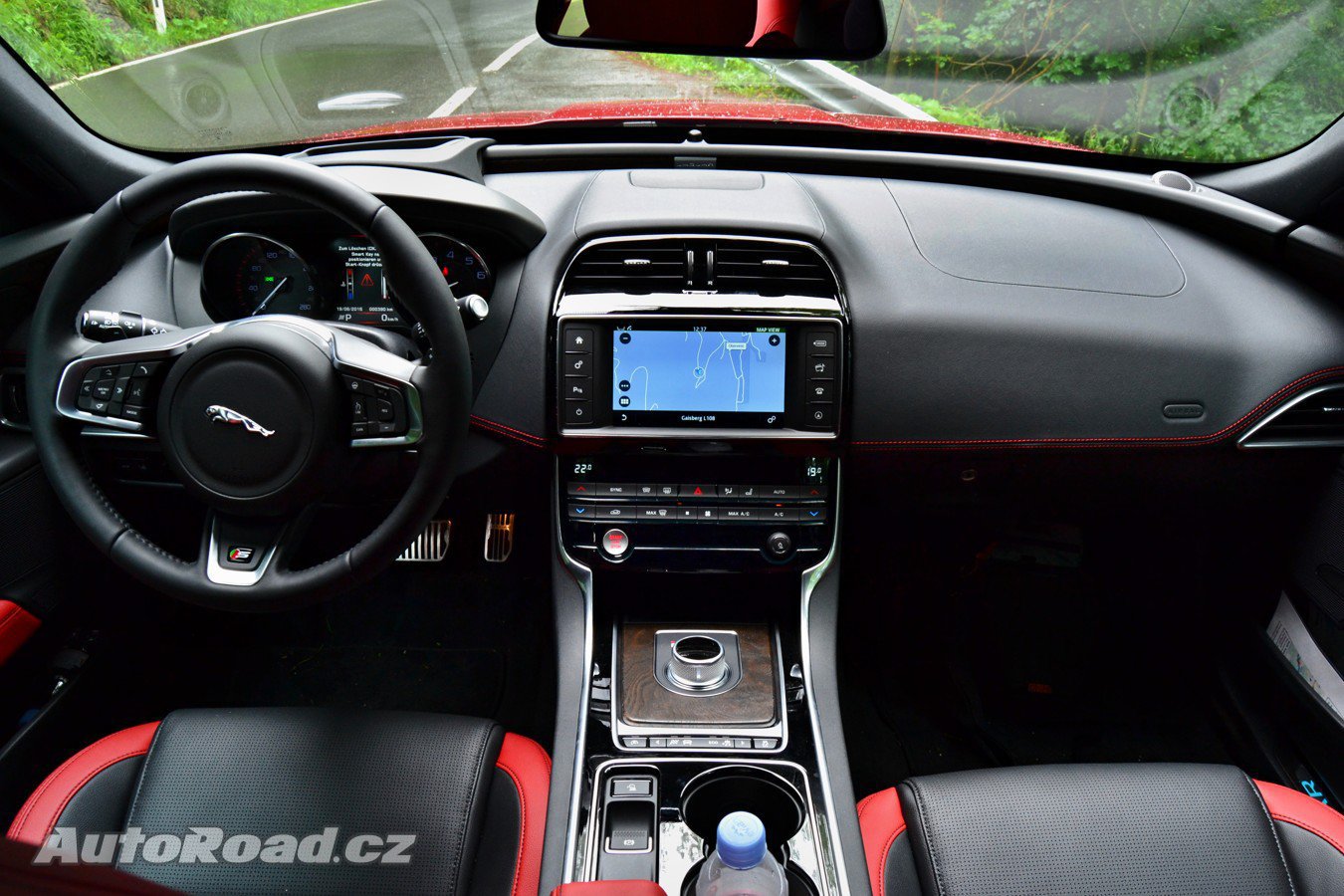 Jaguar XE S 3,0 V6 340 koní (2015)