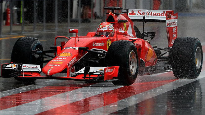 Boj o místo u Ferrari je stále středem pozornosti.