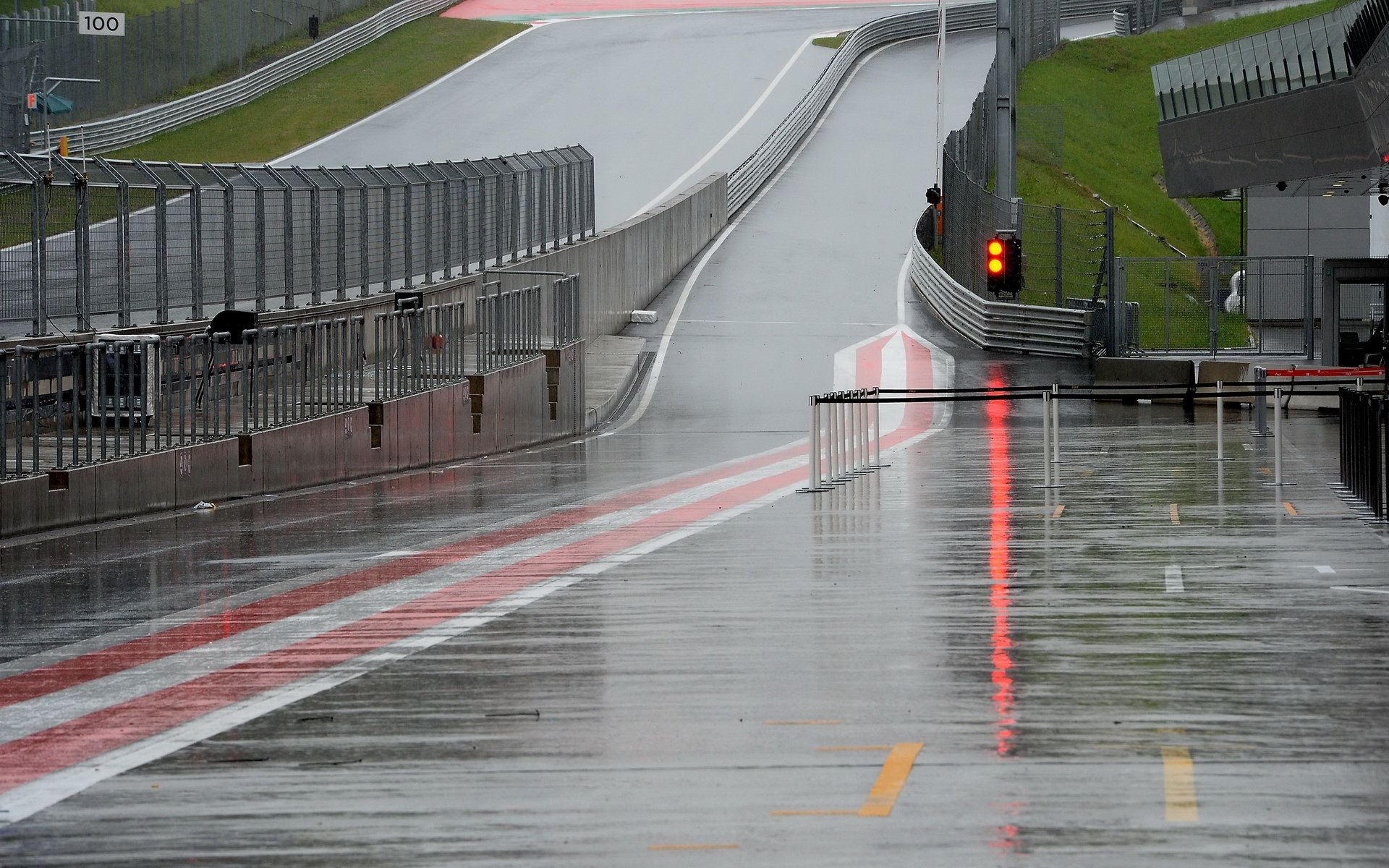 Červené vlajky v pitlane - první den testů na Red Bull Ringu