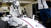 Wolffová nasedá do vozu Williams FW37 Mercedes