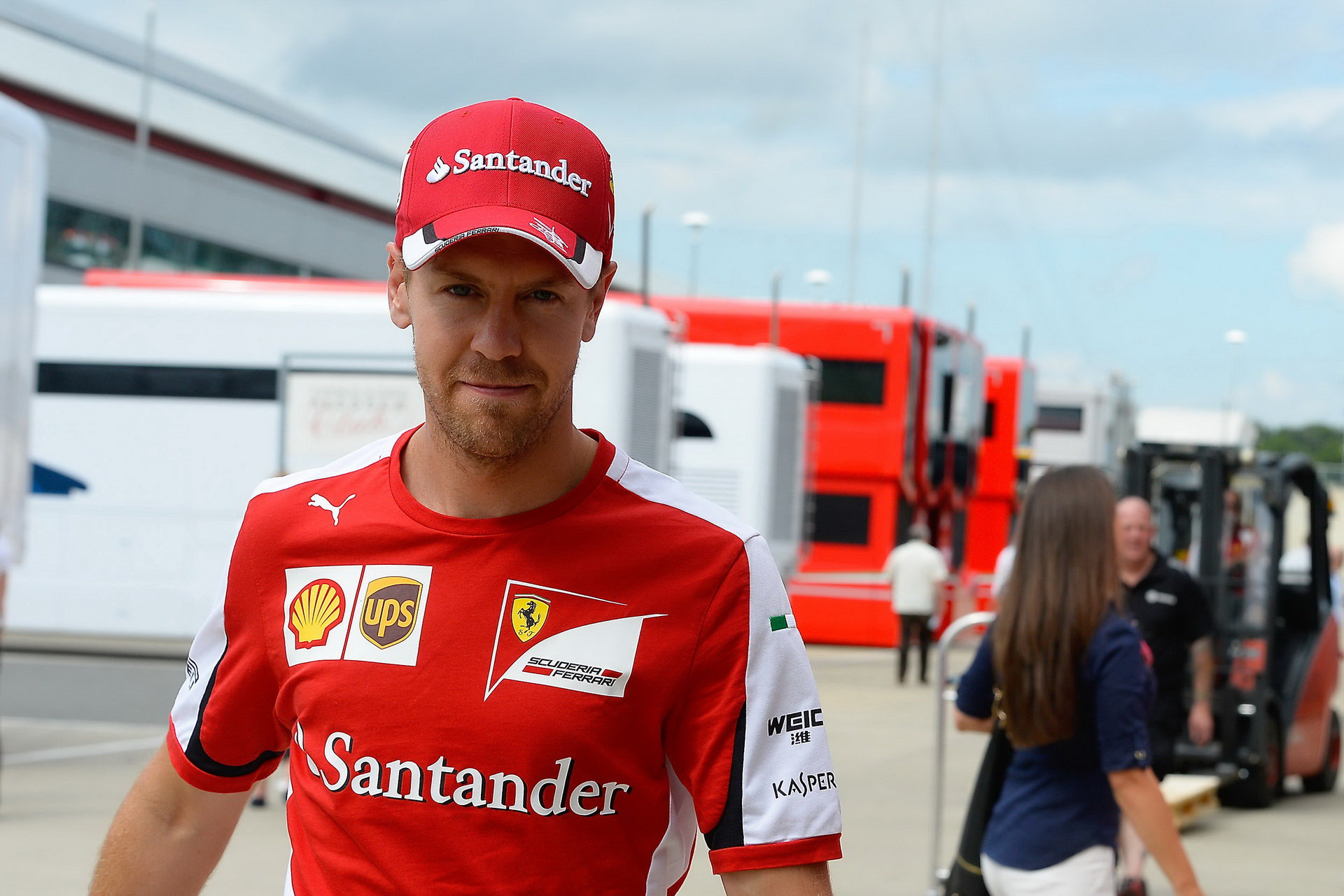 Od Kimiho je se co učit, tvrdí Vettel