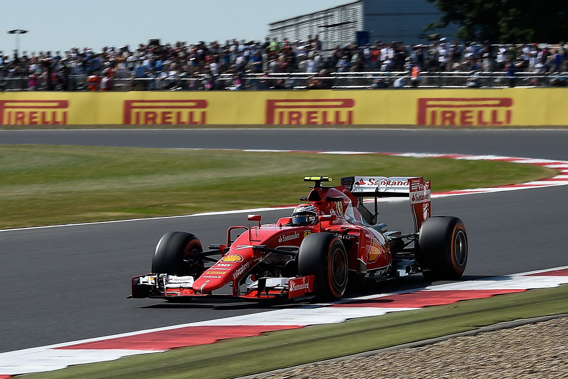 Räikkönen slibnou pozici neudržel, ale porazil týmového kolegu.