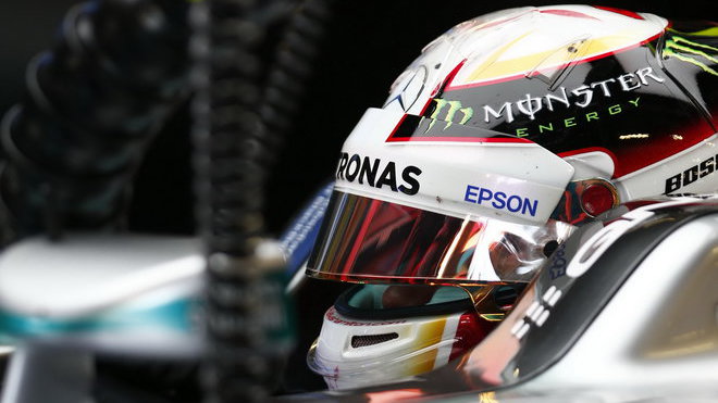 Nic nového ani pod britským sluncem - Lewis Hamilton má další pole-position.