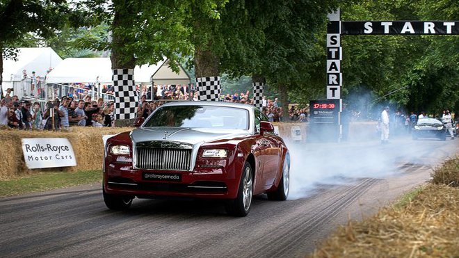 Rolls Royce Wraith na startu závodu do vrchu