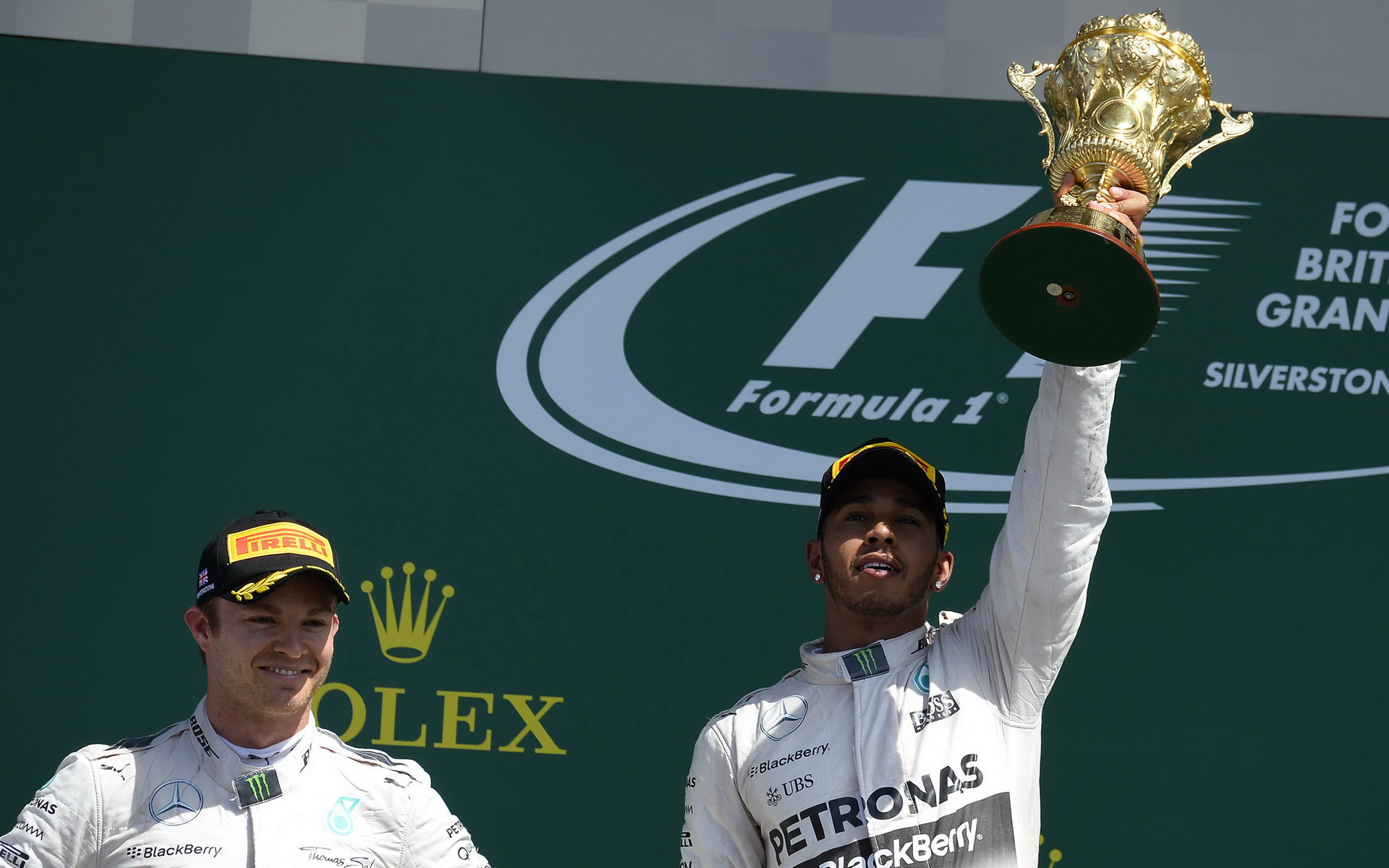 Hamilton se raduje na pódiu z vítězství VC Silverstone