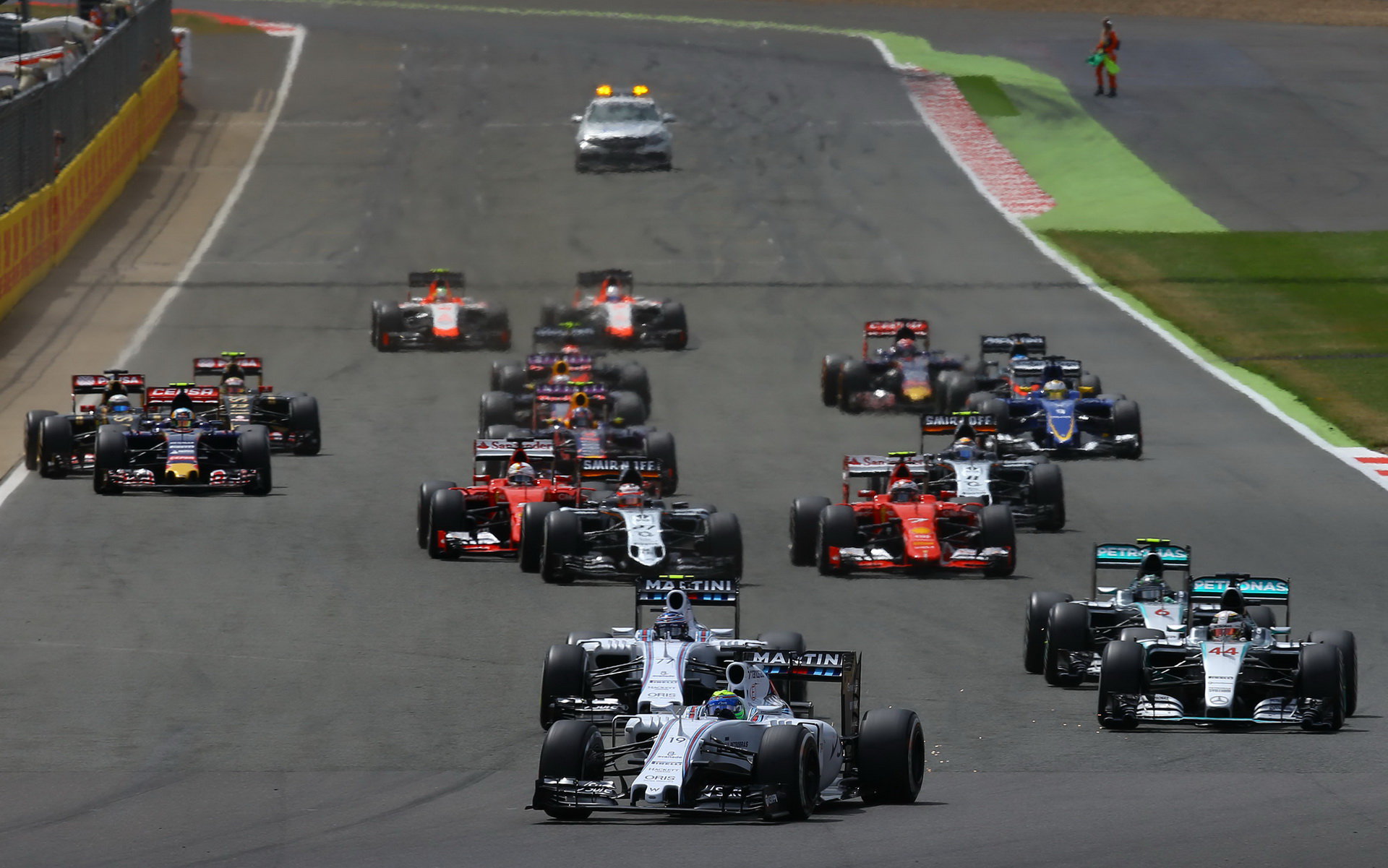 Start závodu v Silverstone - Williamsy se posouvají před Mercedesy