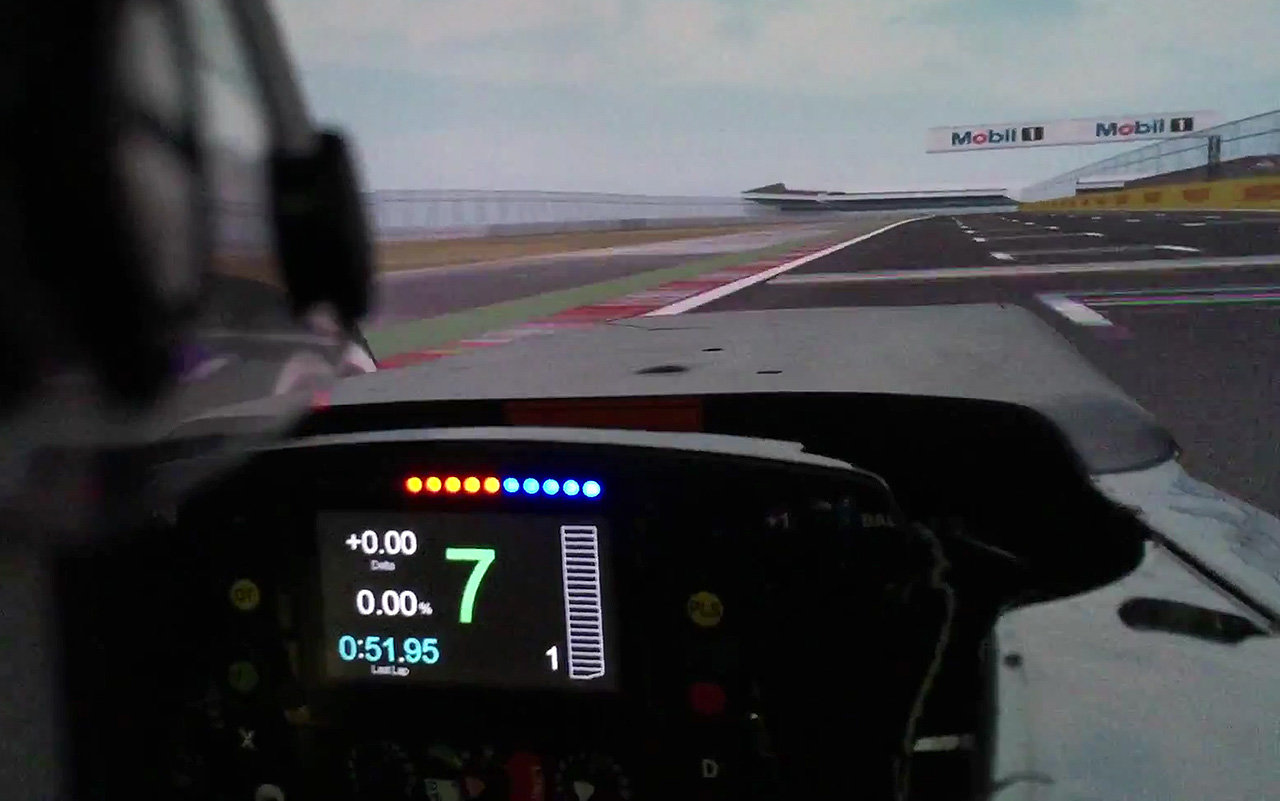 Fernando Alonso na simulátoru McLarenu
