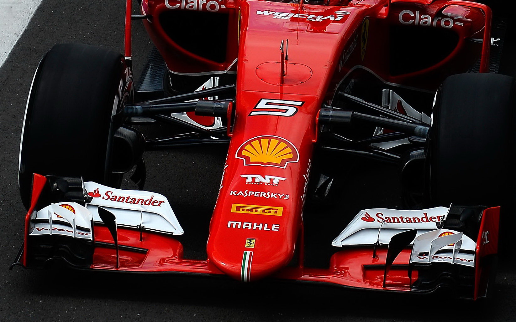 Přední křídlo a zavěšení vozu Ferrari SF15-T