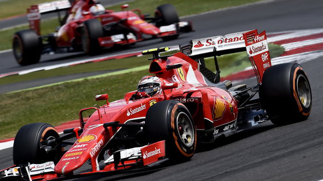 Kimi Räikkönen před Sebastianem Vettelem