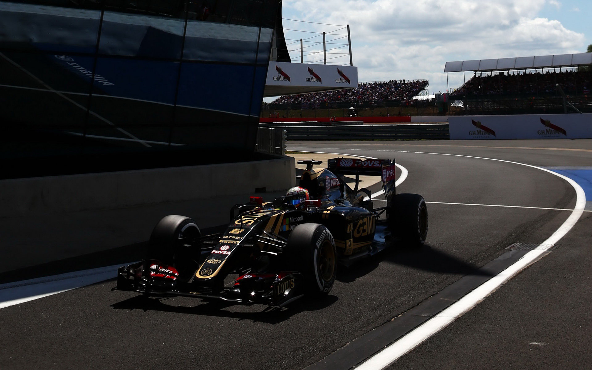 Grosjean najíždí do pitlane