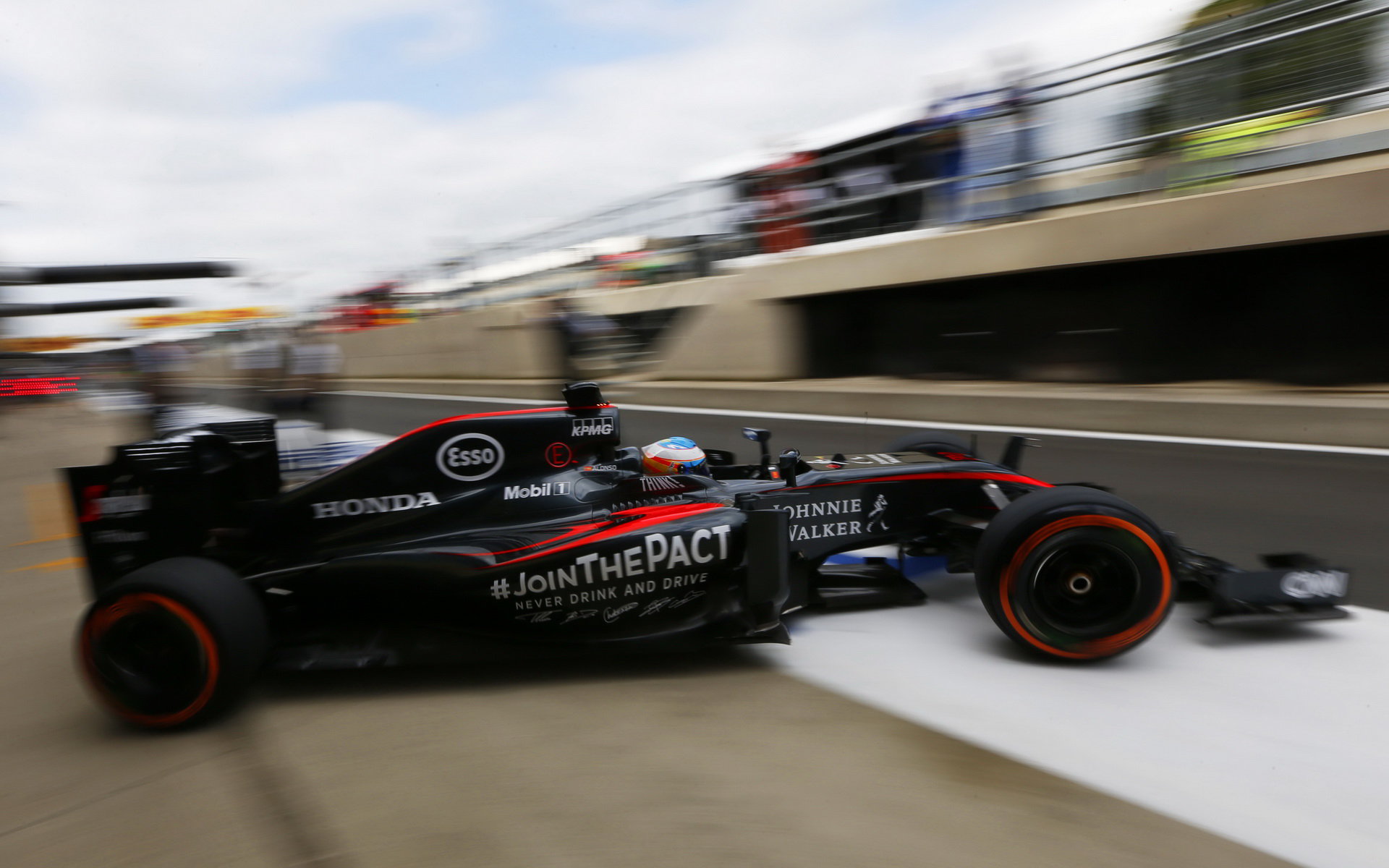 Fernando Alonso s McLarenem vyráží na trať v Silverstone