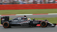 Fernando Alonso s McLarenem MP4-30 v Silverstone