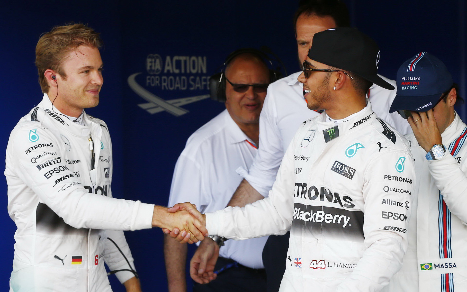 Rosberg gratuluje Hamiltonovi k vítězství v kvalifikaci VC Silverstone