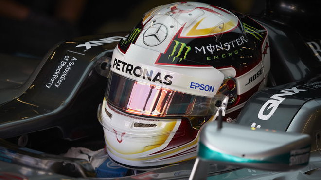 Lewis Hamilton ve svém Mercedesu