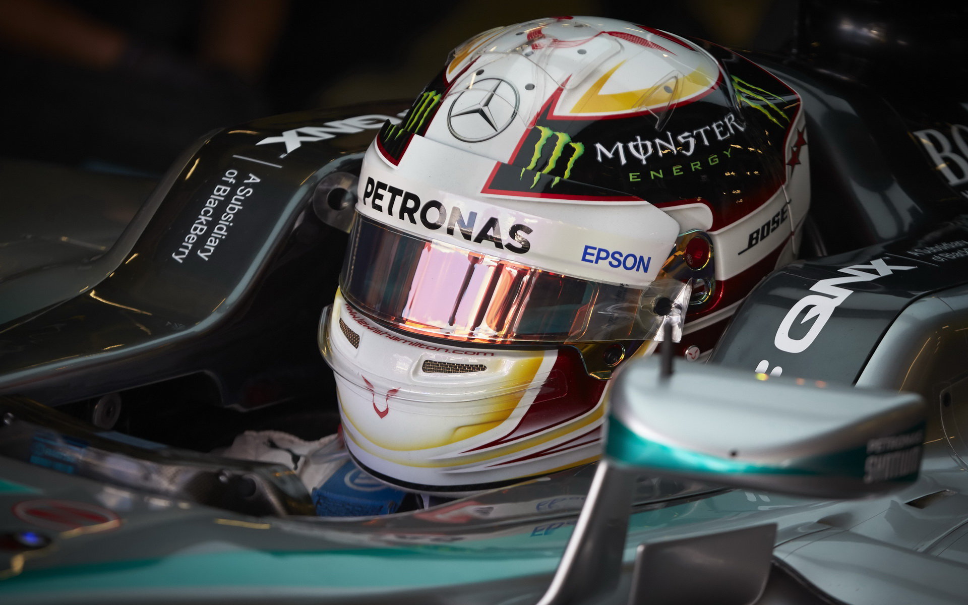 Lewis Hamilton ve svém Mercedesu