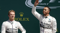 Hamilton a Rosberg na pódiu