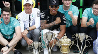 Hamilton a Rosberg s trofejemi