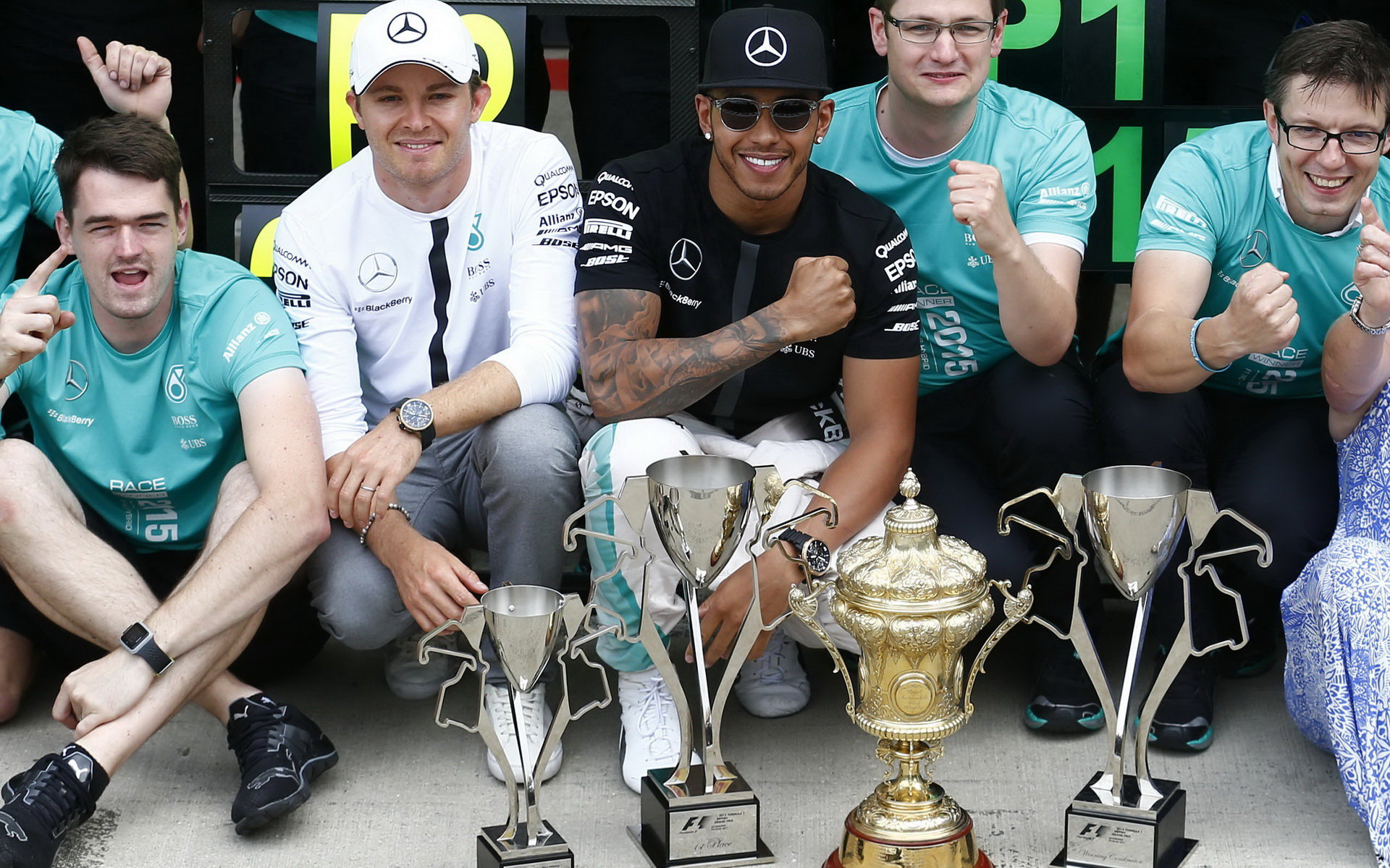 Hamilton a Rosberg s trofejemi