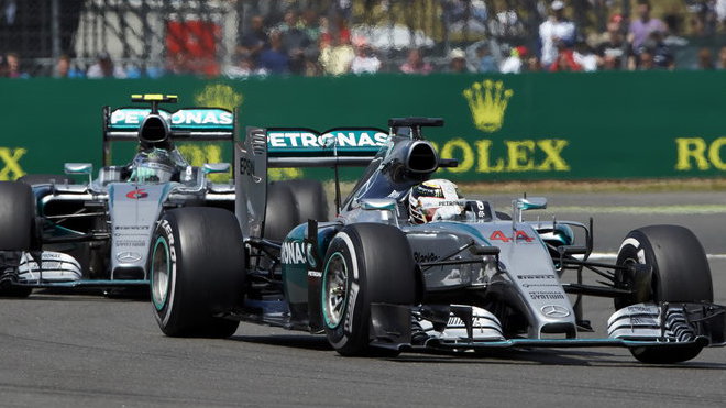 Hamilton opět před Rosbergem