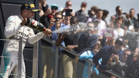 Hamilton slaví na pódiu VC Silverstone