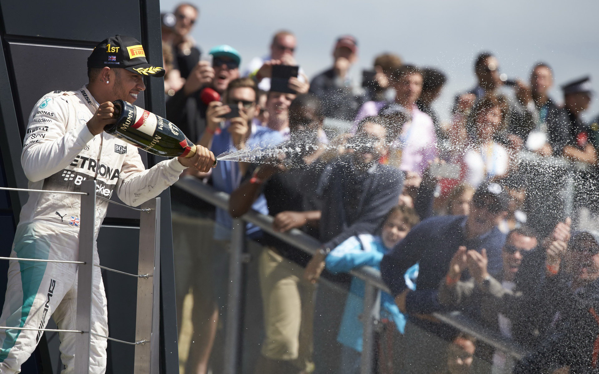 Hamilton slaví na pódiu VC Silverstone