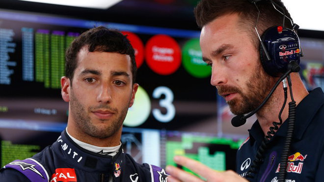 Daniel Ricciardo a jeho závodní inženýr Simon Rennie