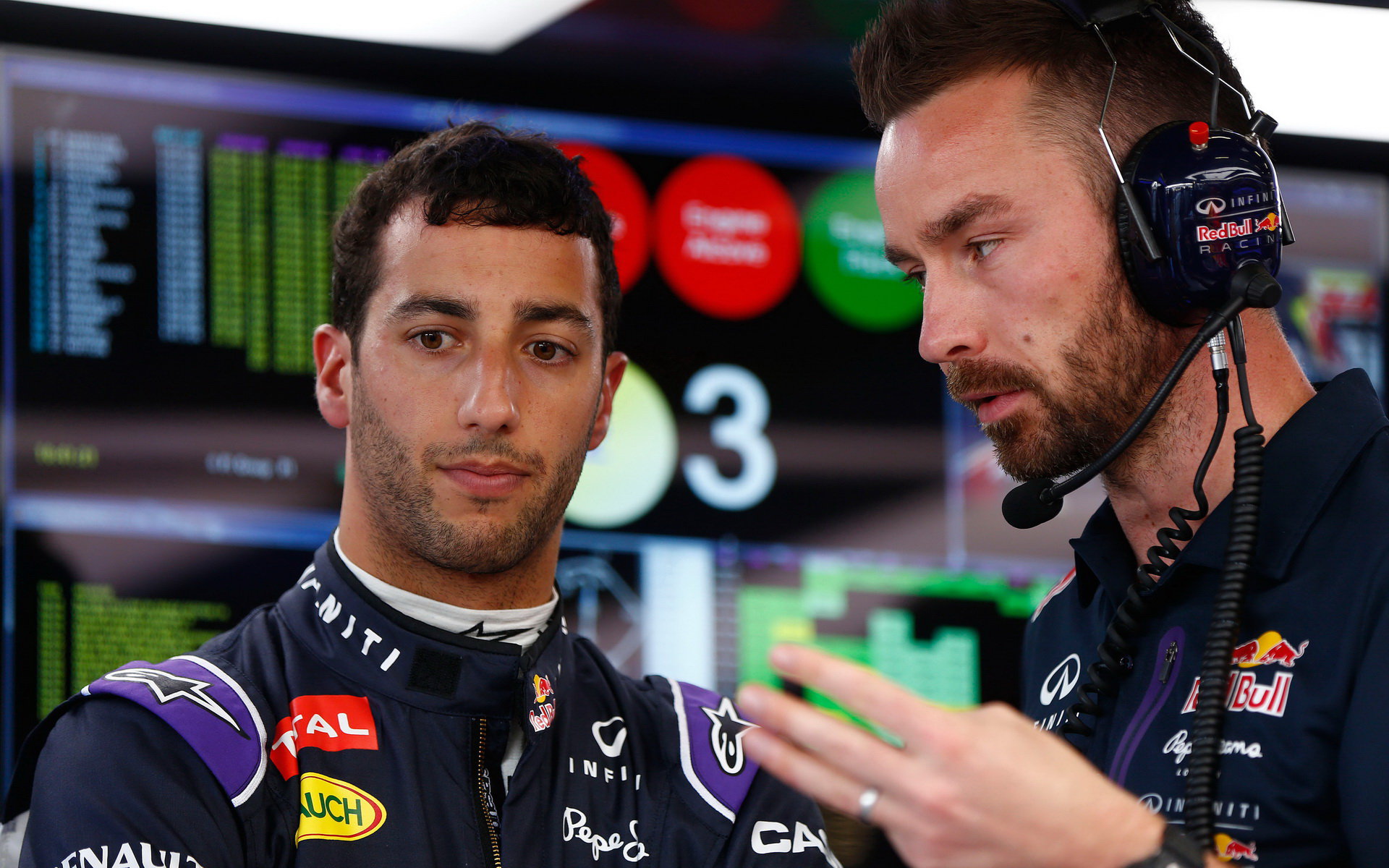 Ricciardo a jeho inženýr Rennie poslední dobou nemají moc důvodů k úsměvu.
