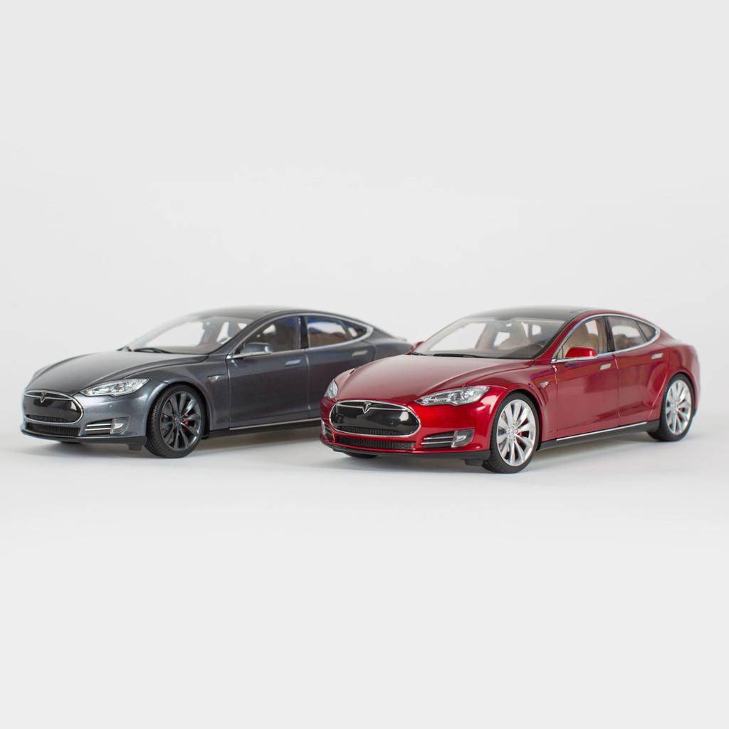 Tesla Model S v měřítku 1/18