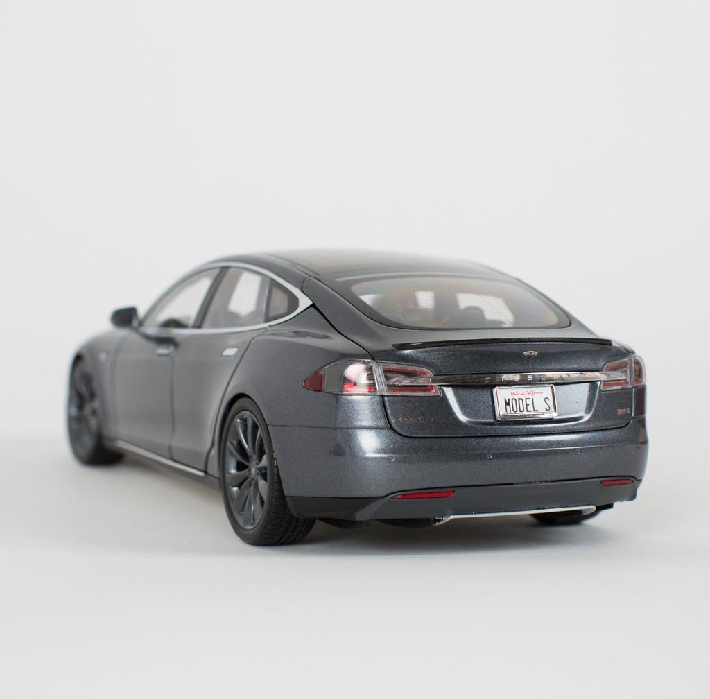 Tesla Model S v měřítku 1/18