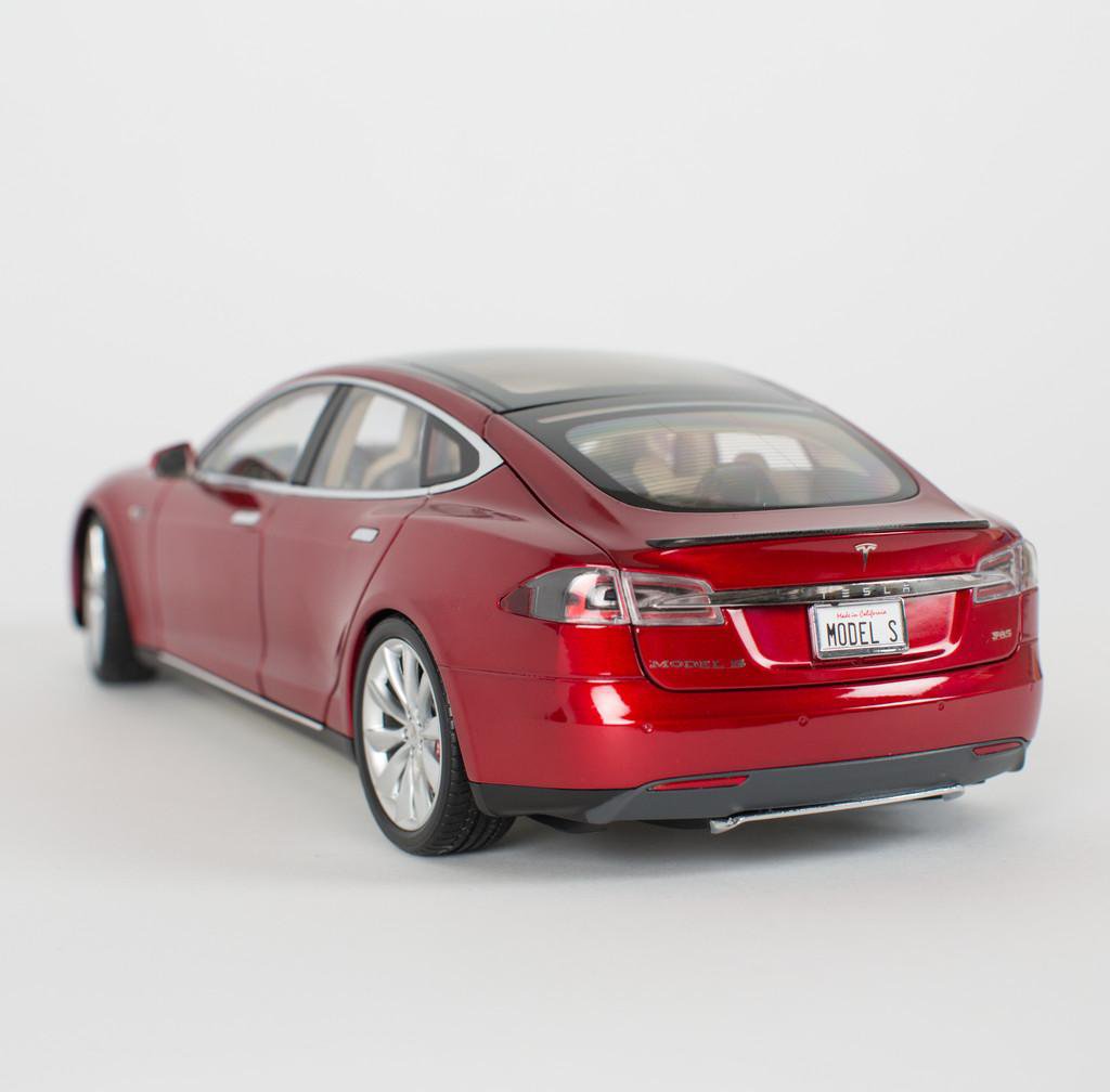 Tesla Model S v měřítku 1/18