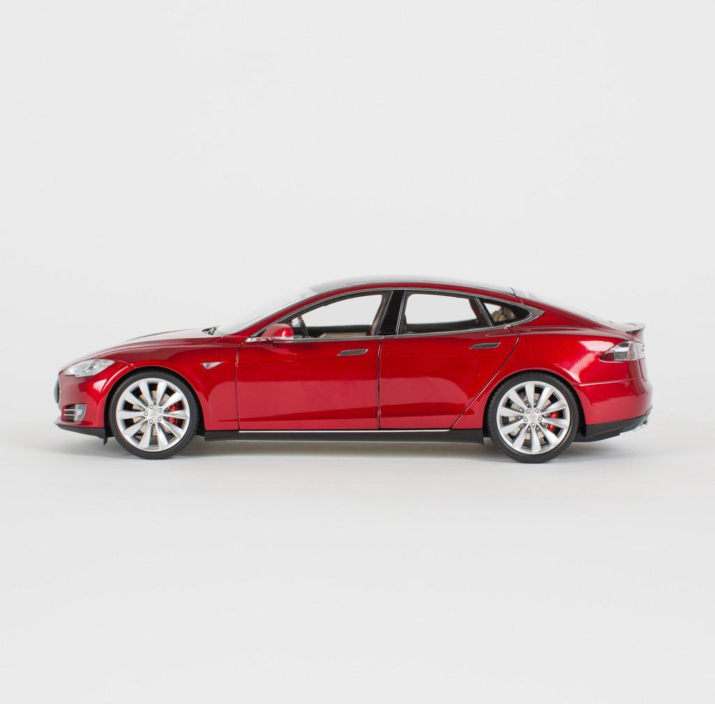 Tesla Model S v měřítku 1/18