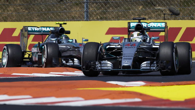 Lewis Hamilton před Nicem Rosbergem