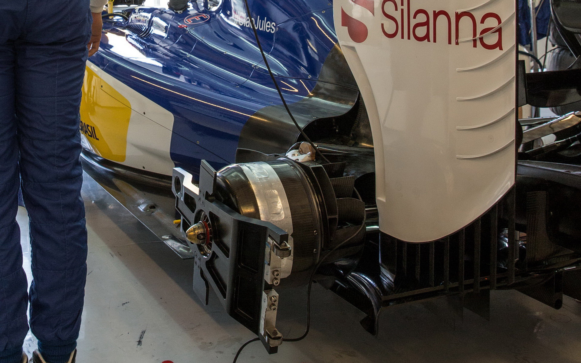 Detail zadního kola vozu Sauber C34 - Ferrari