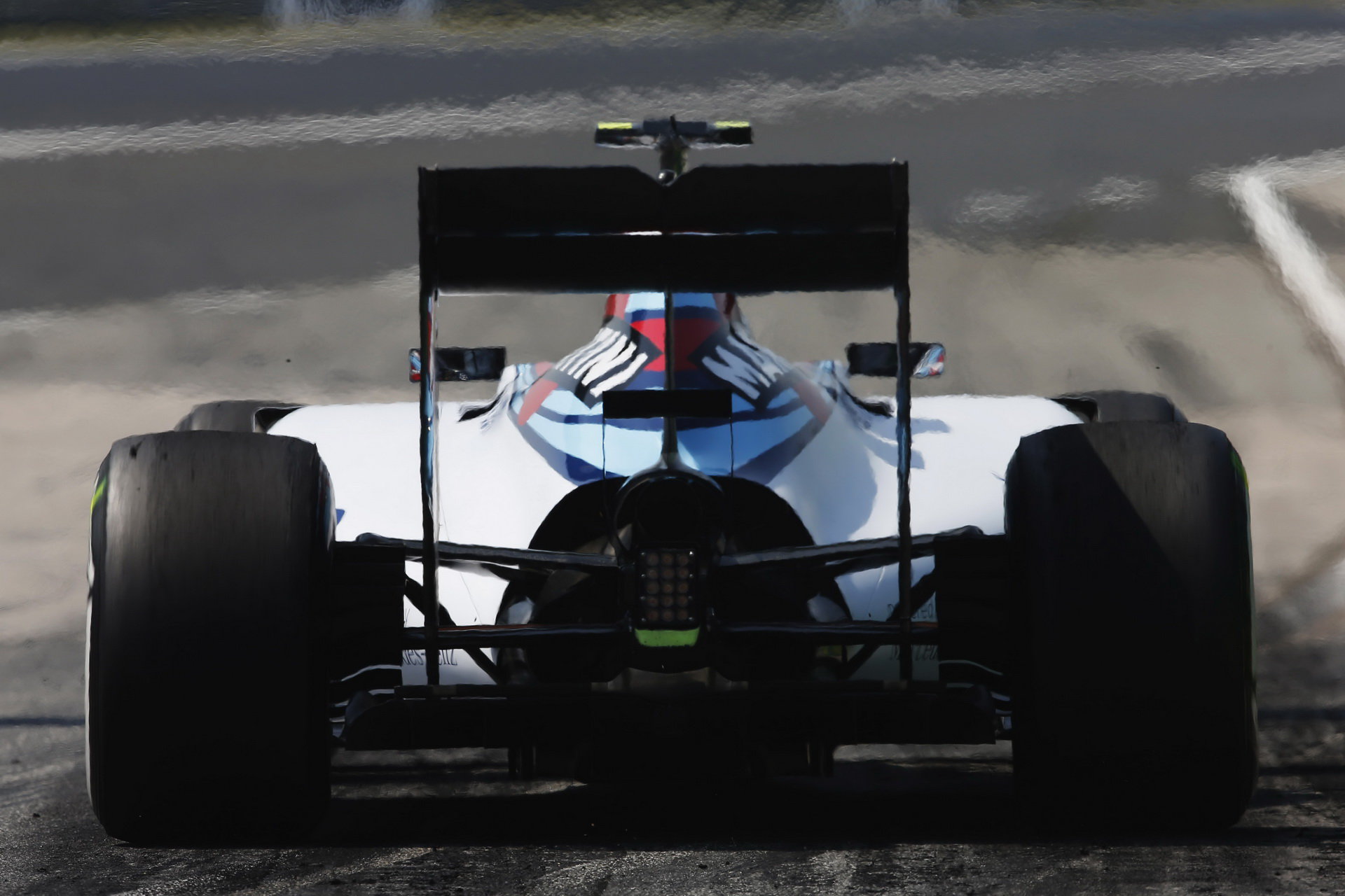 Záď Williamsu FW37