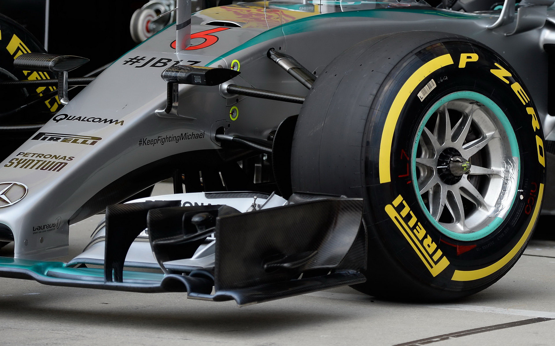 Pneumatika Pirelli na voze Mercedesu