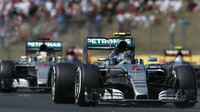 Rosberg před týmovým kolegou Hamiltonem