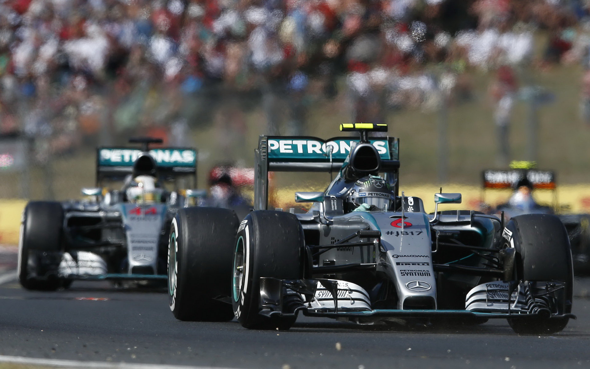 Rosberg před týmovým kolegou Hamiltonem